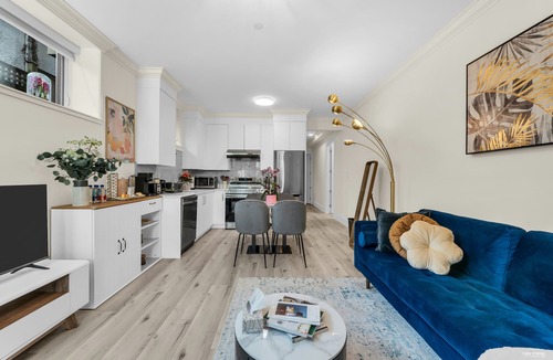 West Side House | Private Entrance with Spacious & Bright 2 Bed Suite