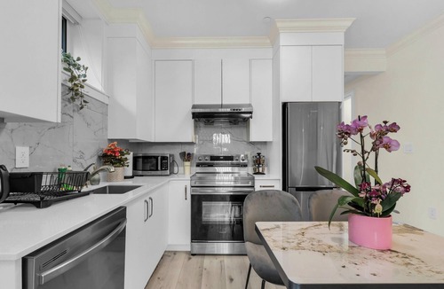 West Side House | Private Entrance with Spacious & Bright 2 Bed Suite