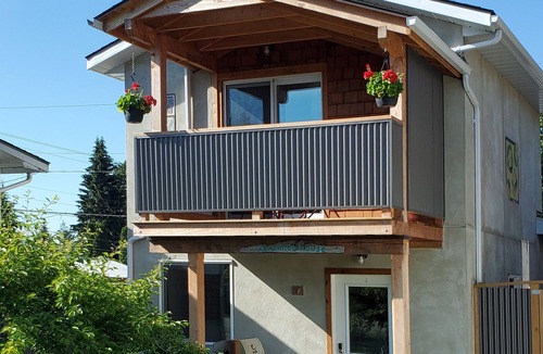 Kaslo House | Private guest house in central location.