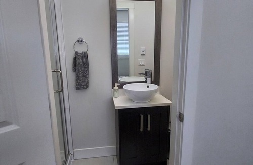 South Newton House | Private modern room with separate entrance at Newton surrey