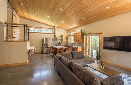 Rossland House | Private oasis with sauna and hot tub @ Red Mountain