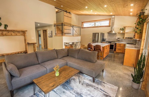Rossland House | Private oasis with sauna and hot tub @ Red Mountain