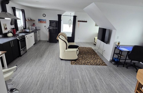 Vernon Apartment | Private. One bedroom apt. on acreage in Exclusive Neighborhood. Spectacular View