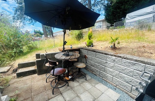 Departure Bay House | Private room with Sauna,Fireplace and Free parking near Departure Bay beach