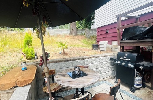 Departure Bay House | Private room with Sauna,Fireplace and Free parking near Departure Bay beach
