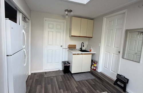 Vancouver House | Private Suite · Private Bath · 10 min to Downtown