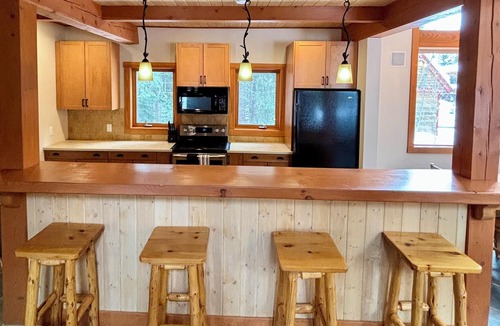 Golden Ski Chalet | Purcell Woods Chalet – Sleeps 12