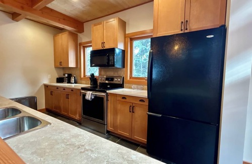 Golden Ski Chalet | Purcell Woods Chalet – Sleeps 12