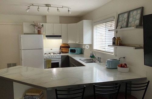 Lynn Valley House | Quaint 2-bedroom garden suite near transit, trails, family-friendly vibe & hikes