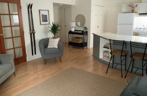 Lynn Valley House | Quaint 2-bedroom garden suite near transit, trails, family-friendly vibe & hikes