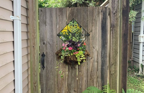 Lynn Valley House | Quaint 2-bedroom garden suite near transit, trails, family-friendly vibe & hikes