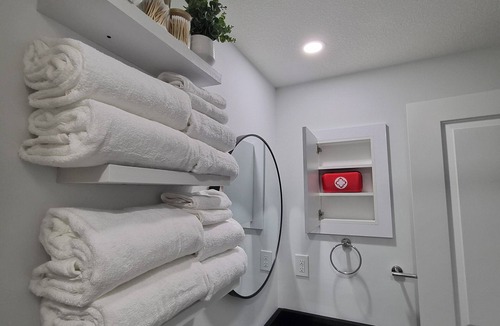 Chestermere House | Quaint 2-bedroom house in Chestermere perfect for relaxing stays