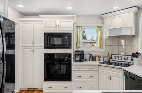 Beaumont House | Quiet Beaumont heritage home near shops, dining and airport. Pet friendly.
