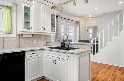 Beaumont House | Quiet Beaumont heritage home near shops, dining and airport. Pet friendly.