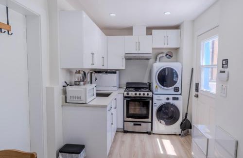 Killarney House | Quiet, cozy 2BR1BA private entry suite near Skytrain