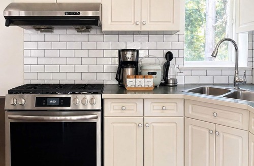 Coquitlam House | Quiet & Cozy Garden Retreat with Free Parking