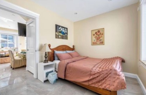 Killarney Villa | Quiet Modern 3BR Laneway | Easy Access to Downtown