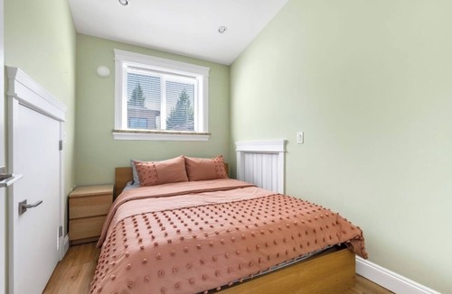 Killarney Villa | Quiet Modern 3BR Laneway | Easy Access to Downtown