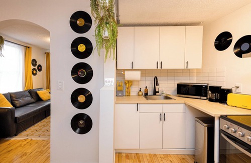 Ramsay House | Quiet & Walkable Apartment Right By Stampede, BMO, Nightlife, Eats & More!