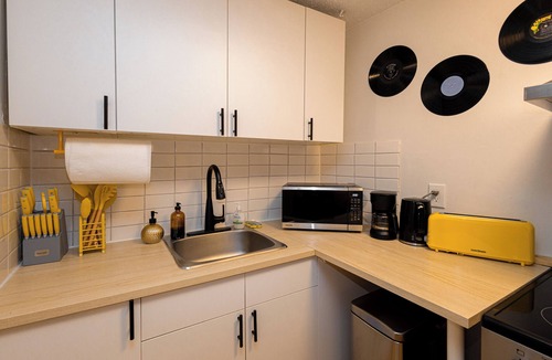 Ramsay House | Quiet & Walkable Apartment Right By Stampede, BMO, Nightlife, Eats & More!