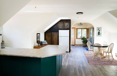 Regional District of Nanaimo House | Quirky Farm Stay - 2 Bedrooms - Hot tub