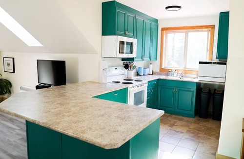Regional District of Nanaimo House | Quirky Farm Stay - 2 Bedrooms - Hot tub