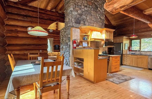 Golden Cabin | Raven`s Roost - Rural Cabin Minutes from Golden