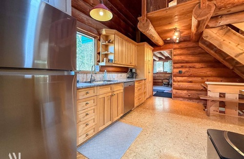 Golden Cabin | Raven`s Roost - Rural Cabin Minutes from Golden