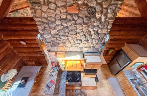 Golden Cabin | Raven`s Roost - Rural Cabin Minutes from Golden
