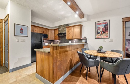 Radium Hot Springs Apartment | Red Maple Retreat | Hot Tub | Pool | Gas Fireplace