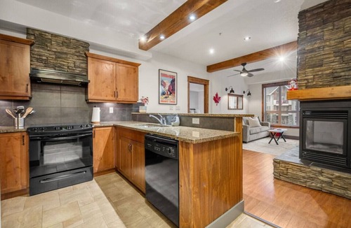 Radium Hot Springs Apartment | Red Maple Retreat | Hot Tub | Pool | Gas Fireplace