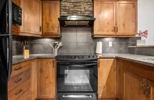 Radium Hot Springs Apartment | Red Maple Retreat | Hot Tub | Pool | Gas Fireplace