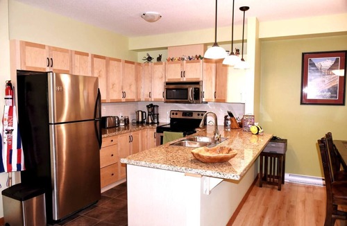 Canmore Condo | 🥇Renovated 2BR, AC, Heated Pool, Hot Tub, Pets ok!