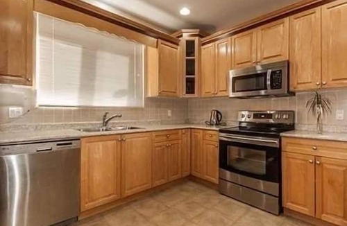 Fleetwood House | Rental Vacation Home 45minutes away from YVR Airport or Vancouver City.
