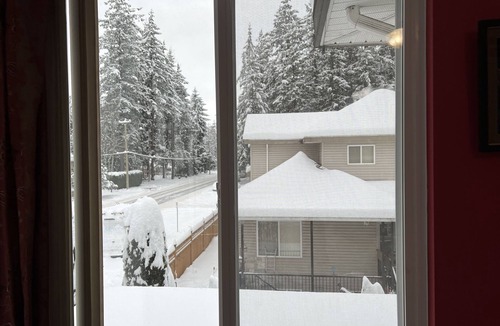 Fleetwood House | Rental Vacation Home 45minutes away from YVR Airport or Vancouver City.