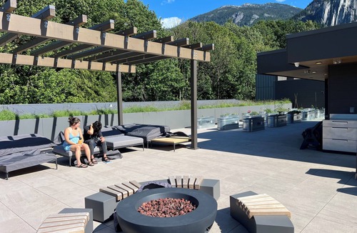 Squamish Condo | Resort Condo: 40 min to Vancouver/Whistler Gym, Rooftop Patio, Hottub, Sauna ETC