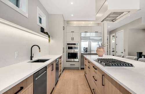 Inglewood House | Riverfront HotTub|7 min to Stamp|3 King Bd|Game RM