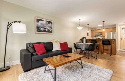 Golden Apartment | Rockies Escape, Skiing, Hiking & Private Hot Tub