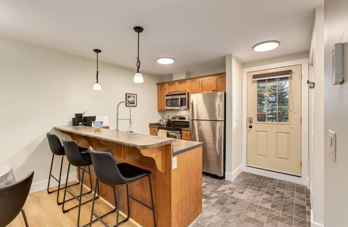 Golden Apartment | Rockies Escape, Skiing, Hiking & Private Hot Tub