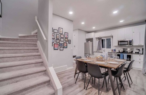 North Central Edmonton House | Ross – 10 Bedroom Downtown Duplex for Up to 18 ppl