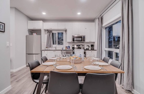 North Central Edmonton House | Ross – 10 Bedroom Downtown Duplex for Up to 18 ppl