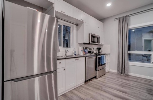 North Central Edmonton House | Ross – 10 Bedroom Downtown Duplex for Up to 18 ppl
