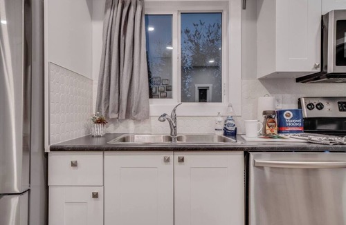 North Central Edmonton House | Ross – 10 Bedroom Downtown Duplex for Up to 18 ppl