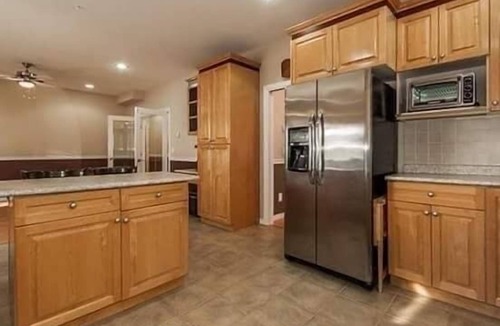 Fleetwood House | RVH'S 45minutes away from YVR Airport or Vancouver City.