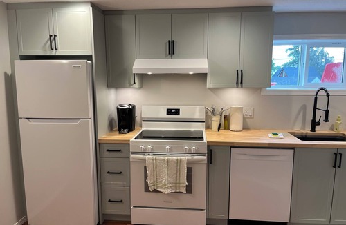Salmon Arm House | Salmon Arm Comfortable 2 Bedroom in town, 5 minute drive to the beach!