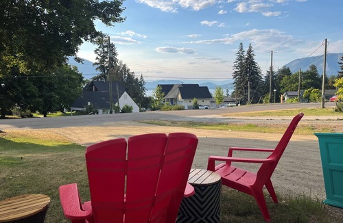 Salmon Arm House | Salmon Arm Comfortable 2 Bedroom in town, 5 minute drive to the beach!
