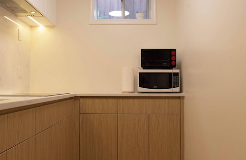 Vancouver South House | Scandi Oakridge 3BR Suite near Mall+Park+Train