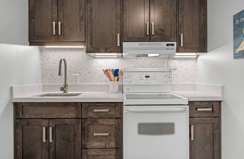 Bridgeland House | Scarlet Manor | Mid Century Zen Suite. 1 BR. Near DT, C-train.