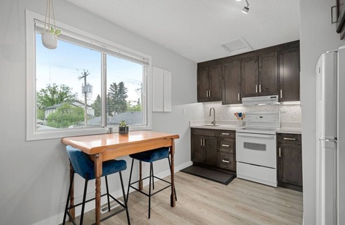 Bridgeland House | Scarlet Manor | Mid Century Zen Suite. 1 BR. Near DT, C-train.