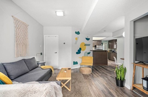Bridgeland House | Scarlett Manor | Funky 1 BR Century Home-Near DT, C-train